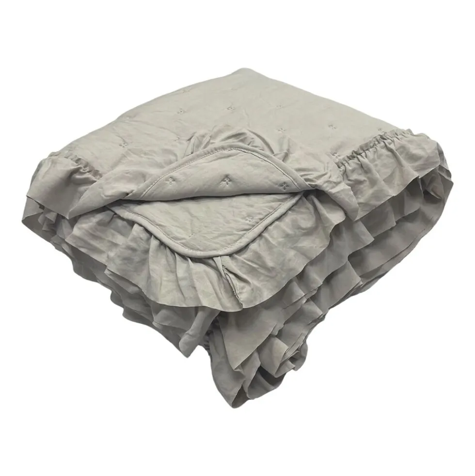 Narzuta na łóżko pikowana 200 x 220 cm Smukee Home, z falbanką, beżowa