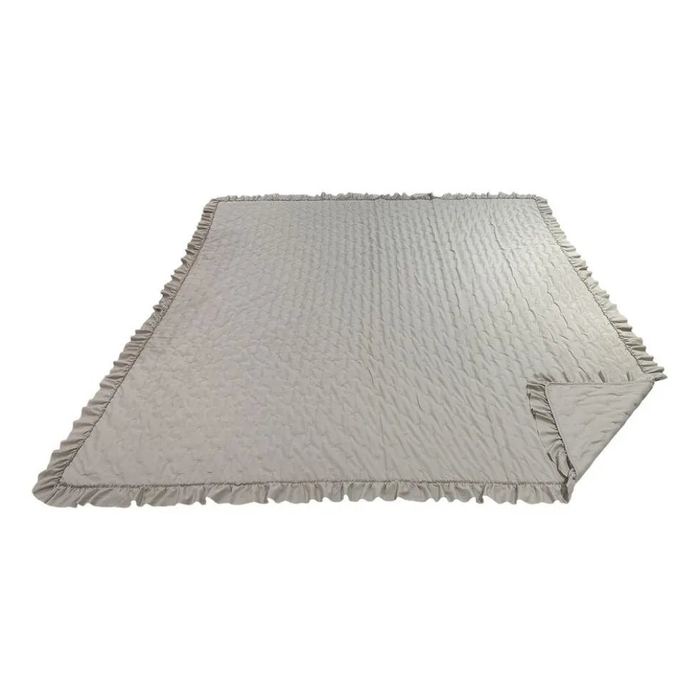 Narzuta na łóżko pikowana 200 x 220 cm Smukee Home, z falbanką, beżowa